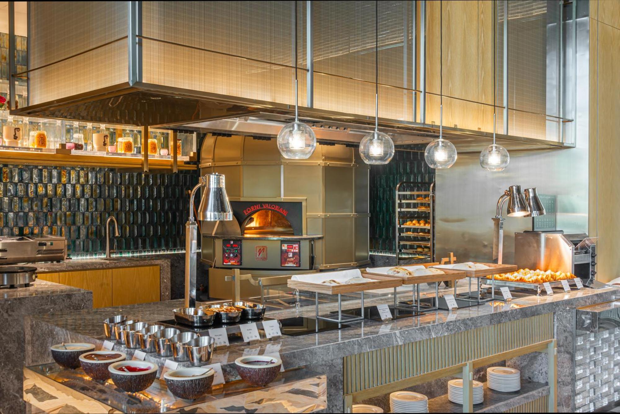 Narcissus The Royal Hotel リヤード エクステリア 写真 The kitchen at the restaurant